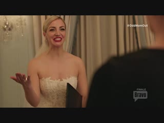 Белая ворона / Odd Mom Out / S02E10 из 10 / на русском