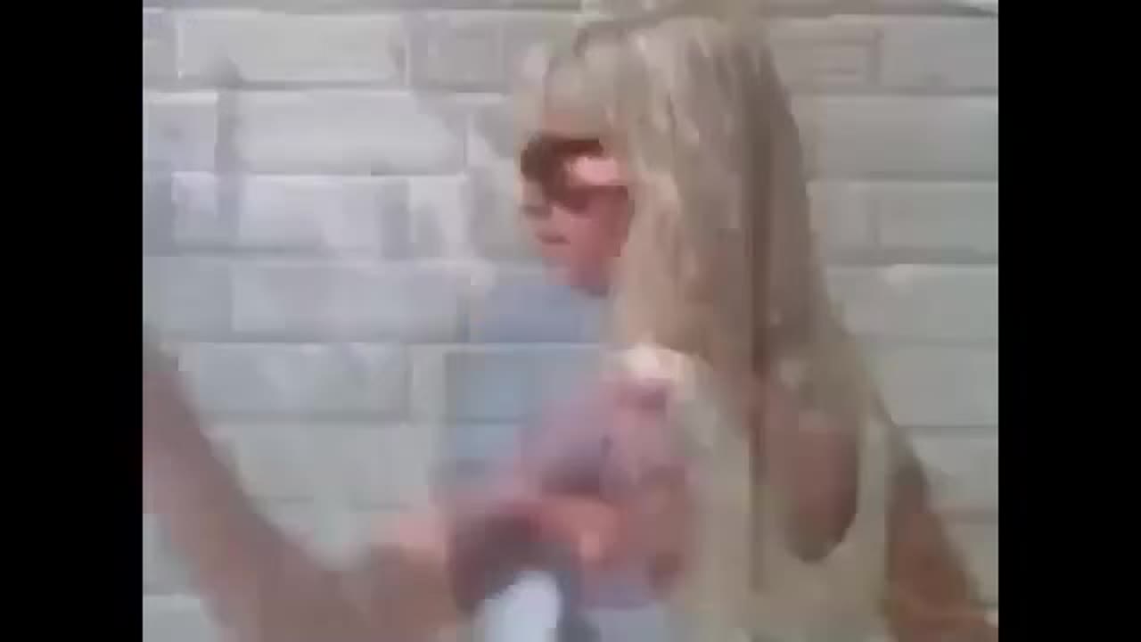 Показала сиськи на камеру