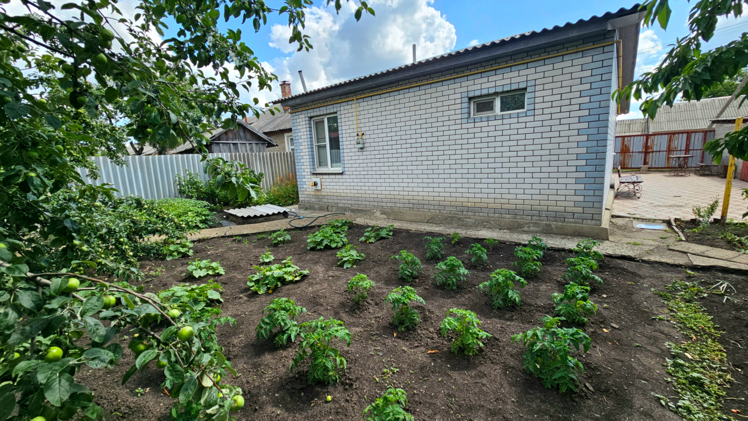 🏡Продаётся 1/2 часть дома в Свердловске, ул. Украинская, р-н Автовокзала — отличное расположение. 📐Площадь: =87 м2. Планировка: 2 спальни , зал , гостиная , просторная кухня , большой санузел . 🛠Газовое индивидуальное отопление. Есть скважина. Все окна металлопластиковые. Крышу меняли. На полу — ламинат и лин...