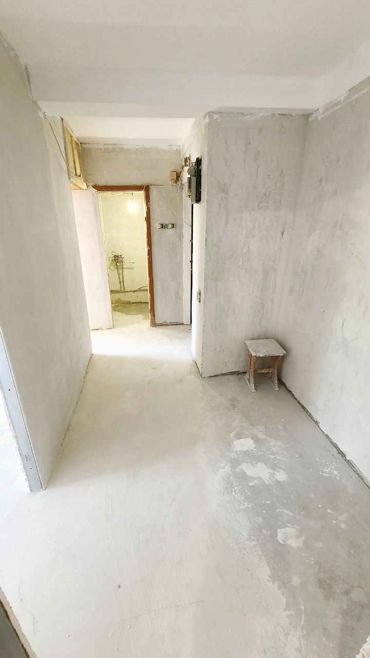 Продам 3-х комнатную квартиру в Луганске кв. Комарова Этаж - 3/9 Общая площадь - 71 м² Квартира не угловая, улучшенной планировки, выполнена чистовая отделка , окна м/п, 2 комнаты изолированные, кухня – 7 м², 2 балкона, есть кладовая. Санузел раздельный, стояки и канализация пластик. Лифт и вода круглосуточно...