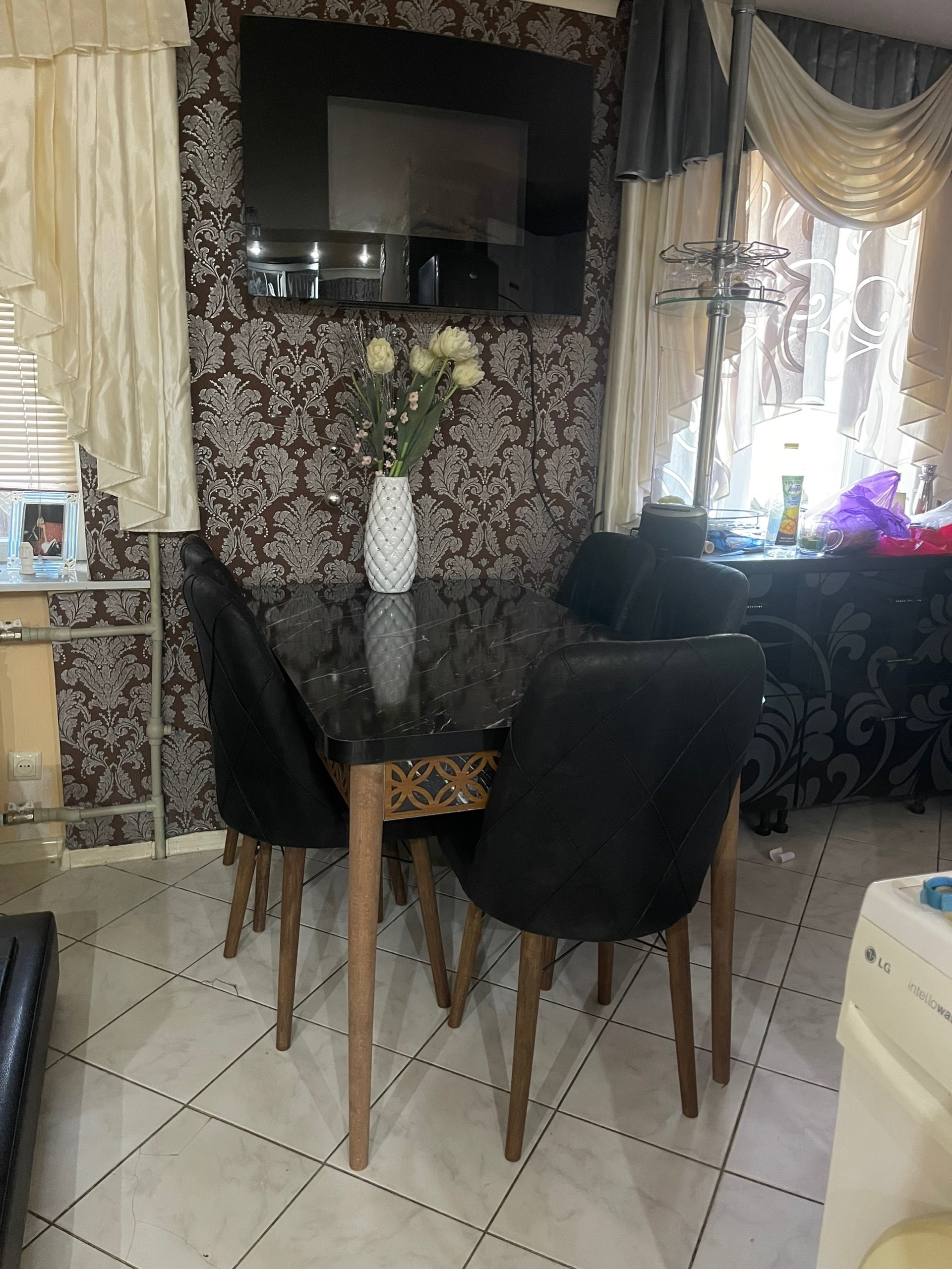 Продам 2-комн. квартиру в центре Луганска ● По адресу: г.Луганск, ул. Коммунальная ● Цена: 8 000 000₽ (торг) ● Телефон: +7 (959) 136-37-47 ● Описание: Продам 2-комн. квартиру в центре Луганска с ремонтом и мебелью. Ремонт делался для себя - все по уму: разводка отопления, вода, плитка, натяжные потолки, гипсо...